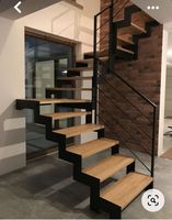 Escalier droit en bois à double plaque en forme de L avec garde-corps à barre ronde