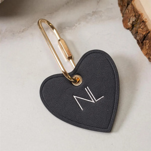 Llavero/colgante de PU con forma de corazón, de cuero, con logotipo/etiqueta de nombre/abalorio para bolsa de regalo, hebilla de latón. - Product Image 3