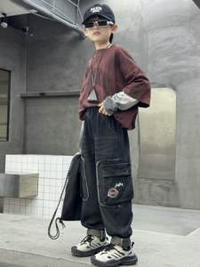 กางเกงคาร์โก้ชายปักลาย-ทรงหลวม, สายรัดเอวยางยืด, มีหลายกระเป๋า, ผ้าเดนิมเทียมสีดำสำหรับวัยรุ่นและวัยรุ่น - Product Image 1