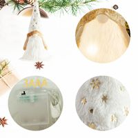 Décoration de sapin de Noël lumineuse : Gnome scandinave Tomte en peluche blanche avec flocon de neige doré et LED
