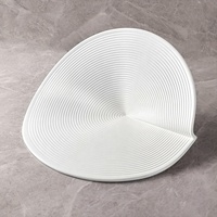Assiette de service en céramique blanche irrégulière élégante pour dîner de fête, steak, pâtes, dessert, plat froid, restaurant