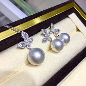 Set di Gioielli con Perle e Farfalle Lucide, Orecchini in Zirconia e Ciondolo con Catena, Regalo di Moda per Donne - Product Image 1