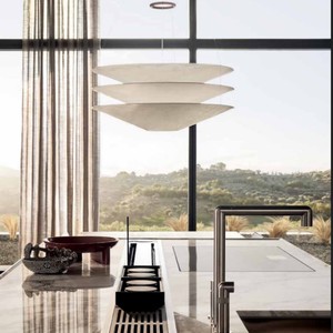 Armoires de cuisine modernes modulaires personnalisées Balom avec façade en verre, placage bois et plan de travail en travertin, finition laquée blanche - Product Image 3