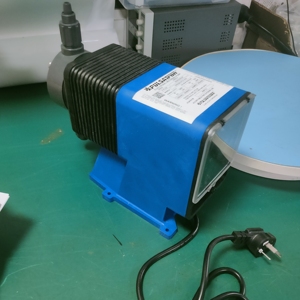 プルサトロンシリーズE PLUSメータリングポンプ-0.13-25 GPH、30-300 PSI、4-20mAコントロール、水処理 - Product Image 1