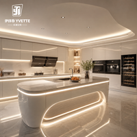 Lemari Dapur Kaca Induksi Pintar dengan Sensor Gerak Lampu LED Sistem Buka Tanpa Sentuh Interior Hunian Modern Kelas Atas