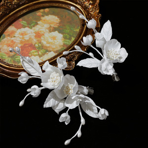 25 Pinzas para el Cabello con Flores Blancas, Diseño Original, Hechas a Mano, Exquisitas y de Alta Gama, para Sesiones de Fotos Nupciales - Product Image 3