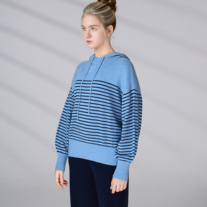 Sweat-shirt à capuche en tricot personnalisé avec manches lanternes et broderie en forme de cœur, en laine mérinos RWS douce et cachemire pour femmes - Product Image 4