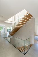 Escalier droit Prima avec marches en bois et composants en fer, design moderne et durable pour une utilisation en intérieur dans les entrepôts et les hôtels