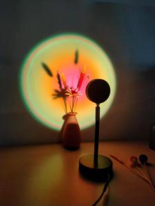Lampada LED WiFi Smart con Effetto <span class=keywords><strong>Tramonto</strong></span>, Proiettore Multicolore a 360 Gradi, Lampada da Tavolo USB Controllabile tramite App Tuya - Product Image 3