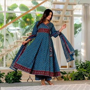 Robe longue en dentelle éco-responsable style bohème, col en V, manches longues, motif floral bleu à pois, broderie rouge, bordure contrastante, coupe droite, silhouette fourreau - Product Image 1
