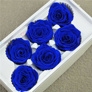Vente en gros de têtes de roses éternelles naturelles de 5 à 6 cm, roses conservées colorées et bon marché pour mariage, Saint-Valentin - Product Image 1