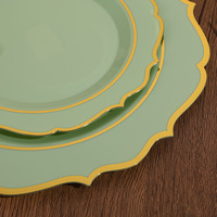 Assiettes vertes sauge festonnées d'inspiration vintage avec bordure dorée fine, vaisselle réutilisable et jetable pour les célébrations printanières