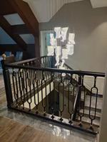 Rampe d'escalier en métal sculpté sur mesure, finition noir et or, design luxueux, balustrade intérieure en aluminium, art pour villa, hôtel, bureau