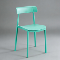 Chaises de salle à manger en plastique PP minimalistes nordiques en gros, empilables, imperméables pour restaurant, café, hôtel, extérieur