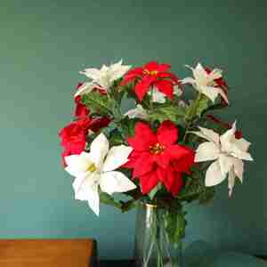 Bouquet <span class=keywords><strong>de</strong></span> roses poinseteta rouges, fausses fleurs, pour une décoration <span class=keywords><strong>de</strong></span> noël, pour un festival, pour les vacances - Product Image 3