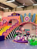 Aire de jeux intérieure commerciale pour l'atrium d'un centre commercial avec toboggan géant multi-voies, piliers rayés, trampoline, ensemble de jeux pour enfants