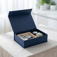 Boîte cadeau rigide de luxe en papier spécial bleu marine avec logo personnalisé, fermeture magnétique et insert en mousse EVA