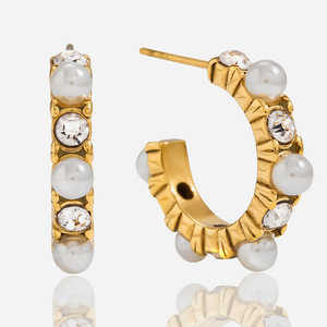 Boucles d'oreilles Huggie en forme de couronne avec incrustation de perles et de zircons blancs en acier inoxydable pour un usage quotidien - Product Image 1