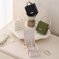 Boîte à bijoux portable en cuir PU avec fermeture magnétique et poignée pour bagues, colliers, boucles d'oreilles, voyage