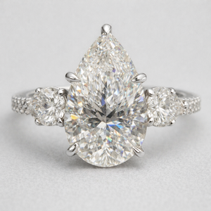 Anillo de platino con diamantes para mujer con sofisticada artesanía y un aspecto elegante para joyería de boda y uso diario. - Product Image 1