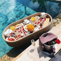 Plateau flottant rond en rotin de luxe personnalisé Lakuna pour le brunch, le petit-déjeuner, la piscine, plateau flottant pour servir des aliments et du thé