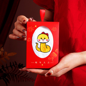 Caja de regalo con toalla de lana coral del Año de la Serpiente, 35x35 cm, lavable, personalizable, regalo para el Festival de Primavera - Product Image 1