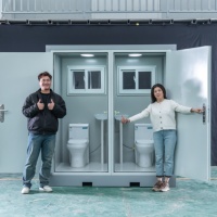 Cabine de toilette double moderne en panneaux sandwich écologiques, étanche et portable, pour usage en salle de bain
