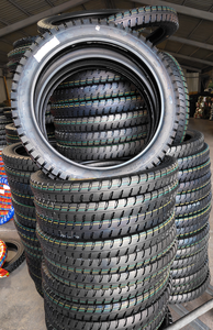 Neumáticos y Ruedas de Motocicleta de Alta Calidad 275-17, 300-17, 325-17, 275-18, Neumáticos para Motocicletas del Sudeste Asiático 275-17, 300-17, 325-1 - Product Image 2