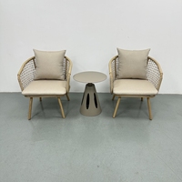 Ensemble de salle à manger de jardin de style moderne et luxueux meubles de patio en rotin pour restaurant et hôtel table et chaises d'extérieur