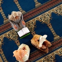 Tapis de mosquée jacquard fabriqué à la machine, design Mihrab personnalisé, en nylon, pour projet de centre islamique