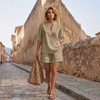Fabricant OEM de tenues deux pièces personnalisées pour femmes, haut à col en V à manches courtes et short ajouré, tenue décontractée d'été, vente en gros