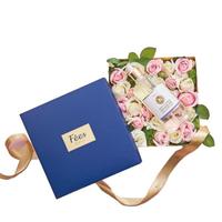 Boîte en papier décorée d'un ruban bleu, étiquette personnalisée, boîte cadeau carrée, arrangement floral, emballage cosmétique