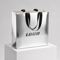 Sac en papier cartonné argenté personnalisé avec estampage à chaud doré, luxe pour l'emballage de marque