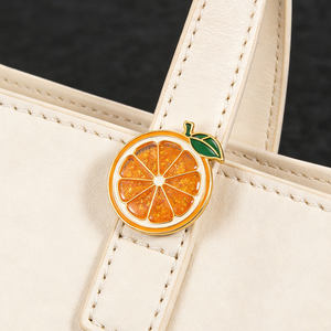 Broche en métal avec motif de fruits, vente en gros, broche en émail <span class=keywords><strong>liquide</strong></span> scintillant de dessin animé, broche personnalisée orange, sable mouvant pour chapeau - Product Image 2