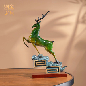 Sculpture d'animal en laiton fait main, motif cerf porte-bonheur et nuage volant, avec éléments en cuivre et or, cadeau de bureau et de pendaison de crémaillère - Product Image 1
