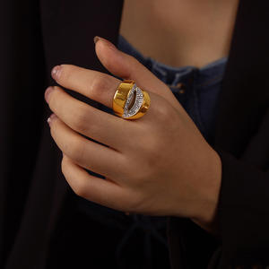 Bijoux de style Hip Hop bouche lèvres grosse bague Zircon cubique grande bague en acier inoxydable plaqué or 18 carats bijoux étanches - Product Image 5