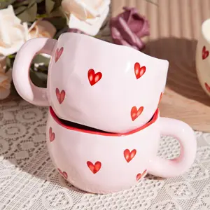 Canecas Beeg 2024 atacado OEM ODM em massa com tendência única e divertida caneca de café floral coreana caneca de cerâmica cereja