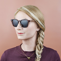 Vente en gros de lunettes de soleil classiques en bois Lunettes de soleil unisexes en polycarbonate haut de gamme en plastique avec logo personnalisé à offrir pour femmes et filles