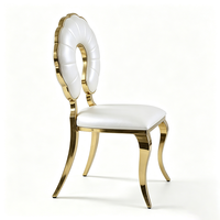 Chaise de banquet de luxe avec dossier ajouré floral, pieds courbés en acier inoxydable et assise rembourrée blanche, pour hôtels, villas, fêtes et événements