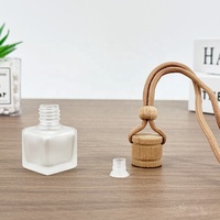 Bouteille de parfum de voiture carrée mate vide de 8ml bouteille de diffuseur de parfum de voiture suspendue avec couvercle rond en bois de hêtre