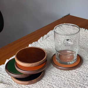 Ensemble de sous-verres en cuir véritable et bois de noyer faits à la main, logo personnalisé, sous-verres en cuir tanné végétal, tapis pour tasses à thé, sous-verres pour tasses à café de style japonais - Product Image 1