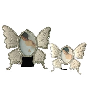 Cadre photo original papillon incrusté de diamants couleur perle blanche argentée, en promotion à prix réduit - Product Image 1