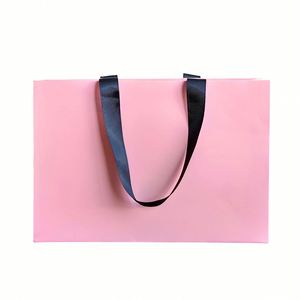 ถุงของขวัญบรรจุภัณฑ์เสื้อผ้ารีไซเคิลแบบกำหนดเองพร้อมหูหิ้วริบบิ้น ถุงกระดาษช้อปปิ้งสีครีมเบจสุดหรูพร้อมโลโก้ของคุณเอง - Product Image 5