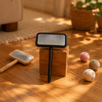 Brosse lissante classique pour chiens, taille moyenne, avec manche en bambou massif, caoutchouc souple, système à air, facile à utiliser, à picots incurvés en acier inoxydable