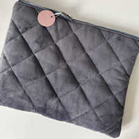 Sac d'ordinateur portable matelassé en velours gris avec fermeture éclair, design personnalisé avec logo, pochette plate de rangement