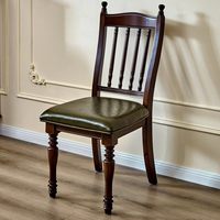 Chaise de salle à manger carrée en chêne de style médiéval, structure en bois massif, quatre pieds, luxe léger, haut de gamme, pour restaurant, maison, usage décontracté à côté de la table