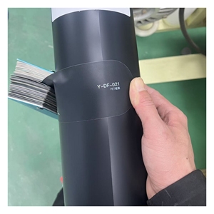 Film de protection de <span class=keywords><strong>voiture</strong></span> en PVC auto-adhésif, film de changement de <span class=keywords><strong>couleur</strong></span>, finition <span class=keywords><strong>mate</strong></span> noire givrée, durabilité, enveloppement de <span class=keywords><strong>voiture</strong></span> <span class=keywords><strong>pour</strong></span> carrosserie avec colle amovible - Product Image 4