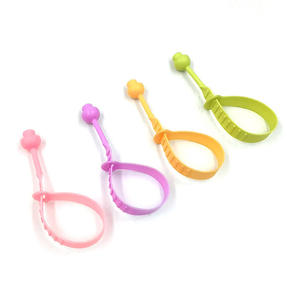Rehausseur de siège de toilette en silicone, ouvre-couvercle à levage unique, poignée pour garder les mains propres, design moderne, plusieurs couleurs - Product Image 3