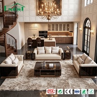 Luxuriöses Cremefarbenes Ledersofa mit Dunkler Holzverkleidung und Passendem Couchtisch, Komplette Einrichtung für Villen und Designer-Projekte