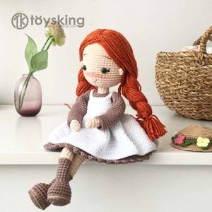 Adorable poupé<span class=keywords><strong>e</strong></span> au crochet inspiré<span class=keywords><strong>e</strong></span> d'<span class=keywords><strong>Anne</strong></span> Shirley, poupé<span class=keywords><strong>e</strong></span> de personnage tricoté<span class=keywords><strong>e</strong></span> à la main <span class=keywords><strong>avec</strong></span> une salopette pour la décoration de la chambre d'enfant et cadeau pour les fans - Product Image 3